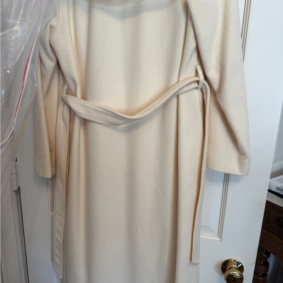 Absolutely Stunning Winter White 100% Wool full length coat with Rabbit collar! - Picture 5 of 17